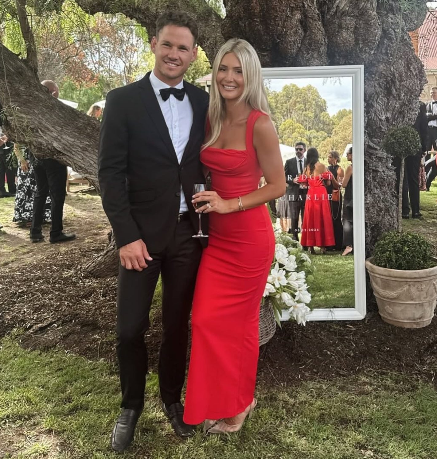 EFFIE KATS (red) Marbella square neck gown